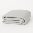 Colcha gris doblada con detalle.png